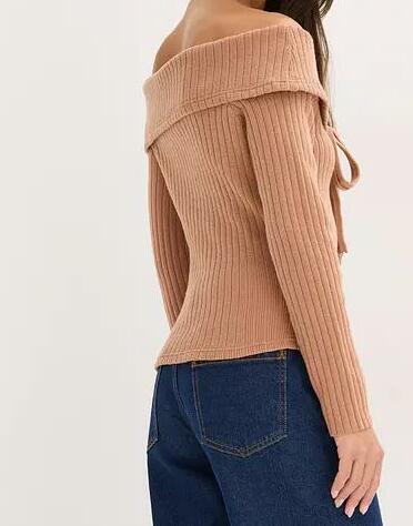 SWETER Z ODKRYTYMI RAMIONAMI