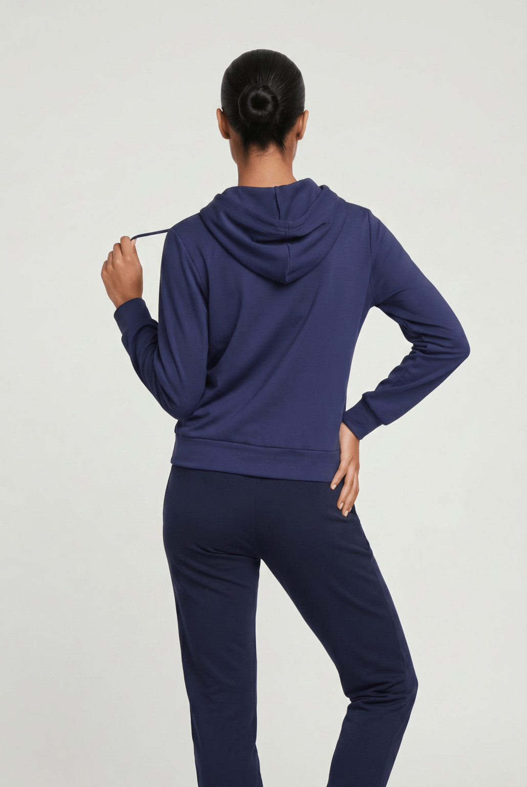 bluza z kapturem dziury
