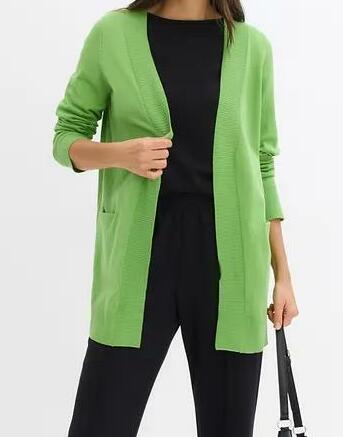 SWETER Z KIESZENIAMI