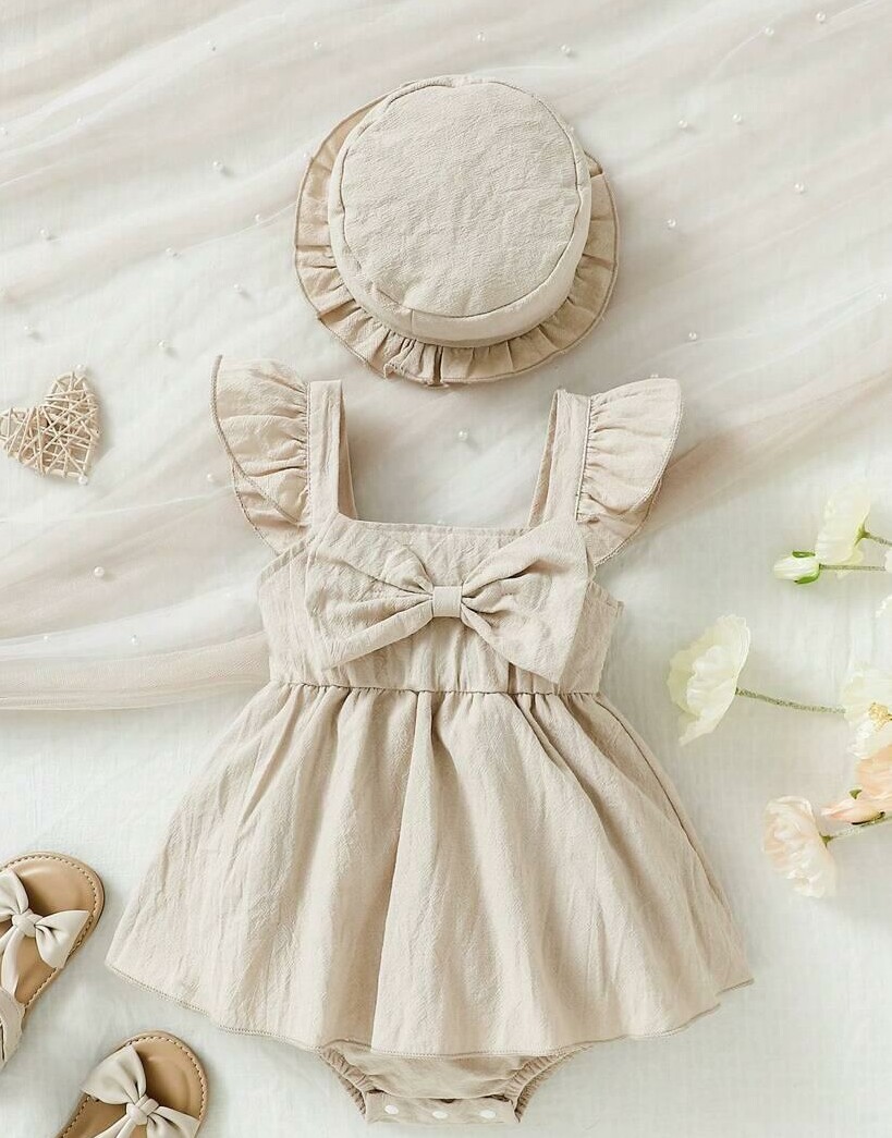 beżowa sukienka kapelusz komplet