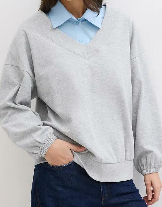 BLUZA Z DEKOLTEM W SEREK