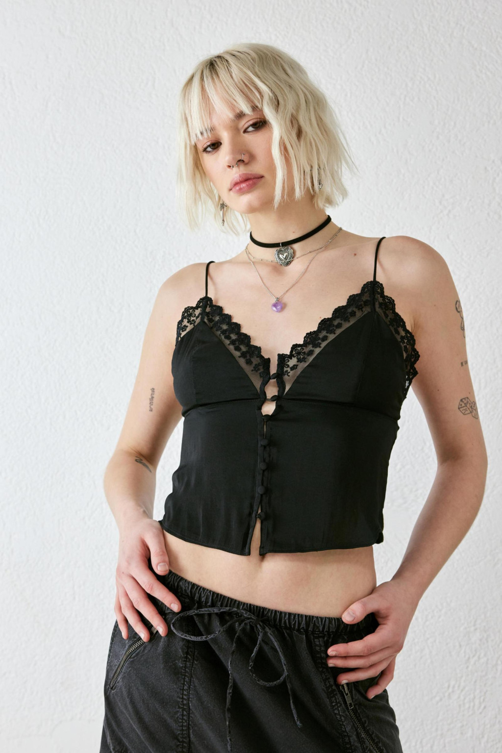 czarny crop top na ramiączkach koronka guziki