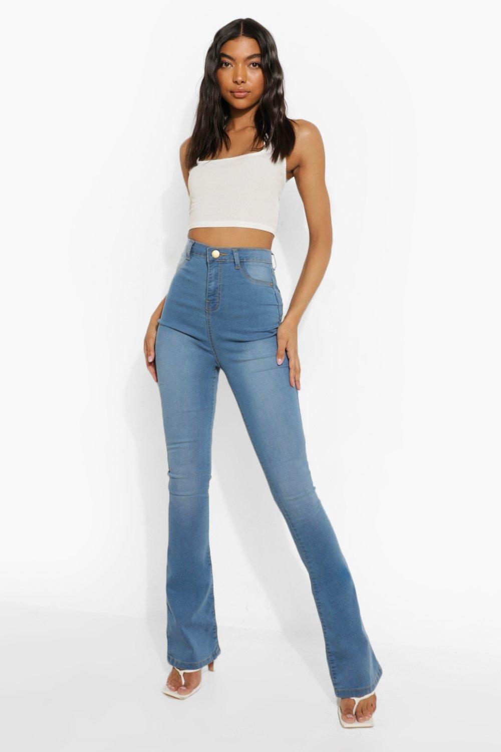 niebieskie spodnie jeans