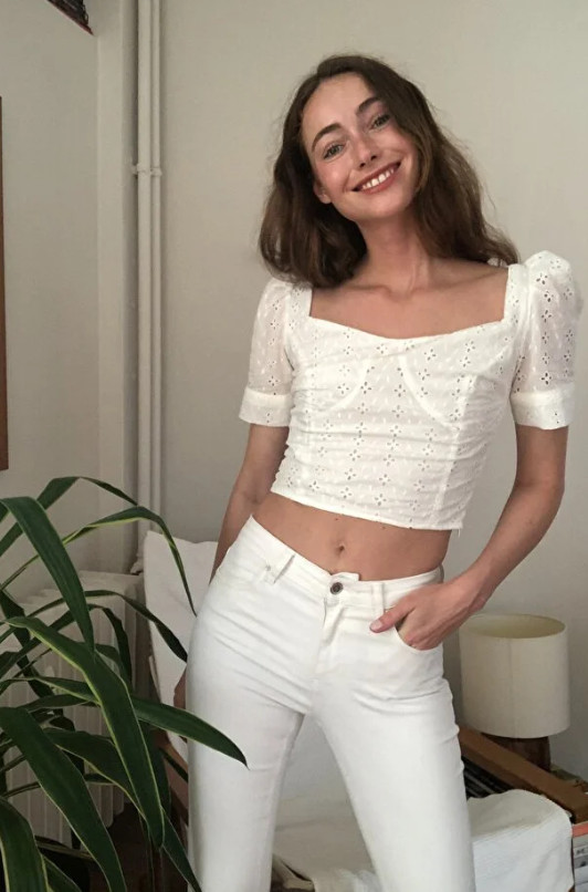 BIAŁY CROP TOP ZDOBIENIE HAFT