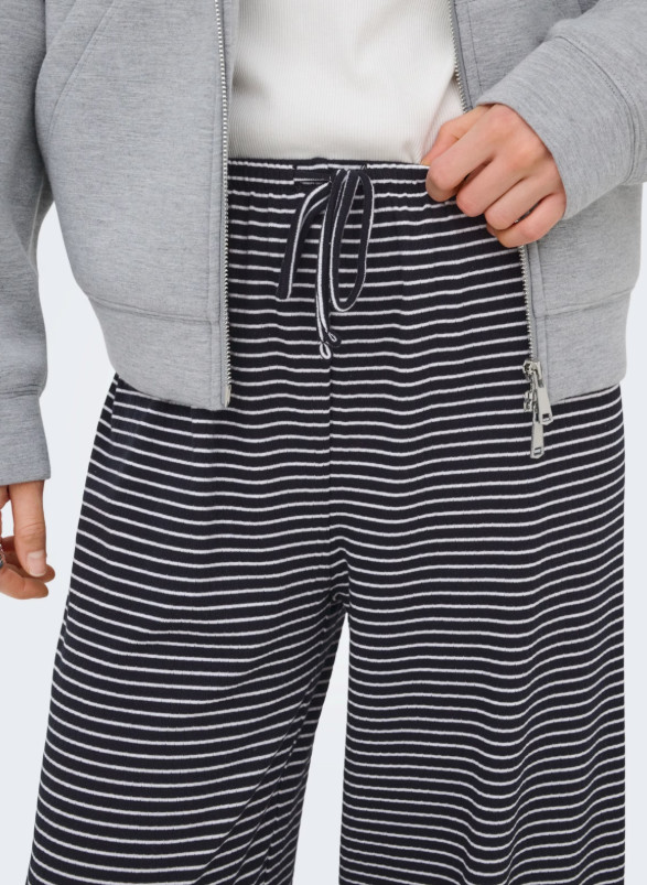 czarne spodnie w paski kontrast casual wiązanie