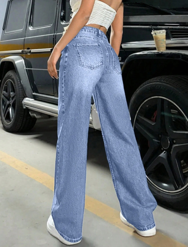 niebieskie spodnie jeans
