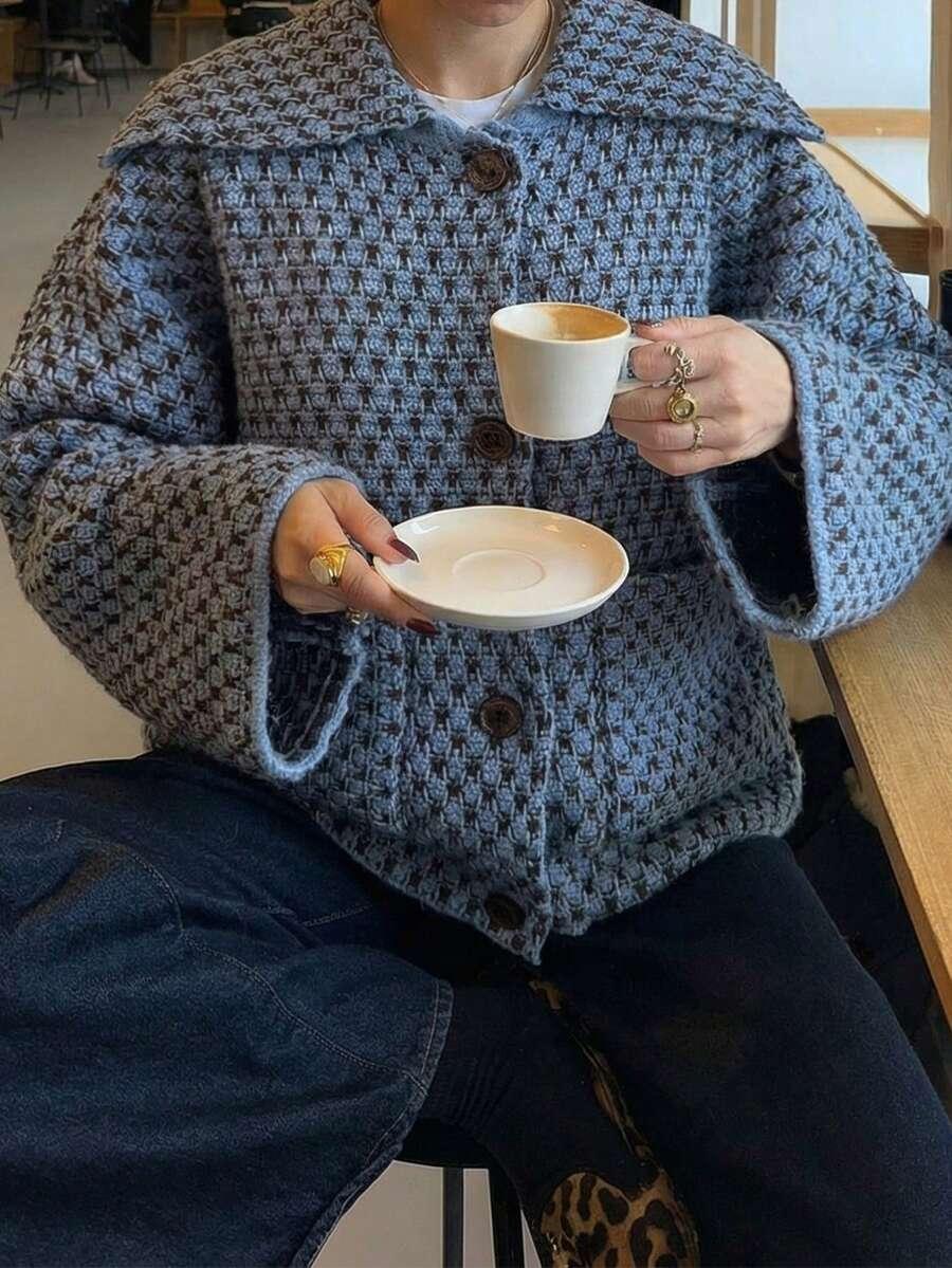 niebieski sweter guziki