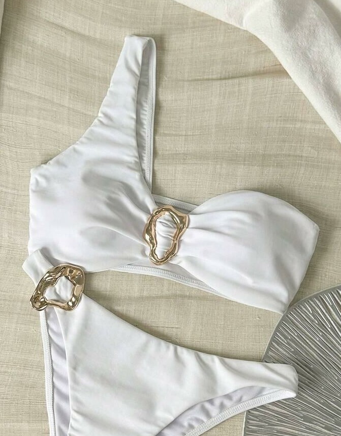 biała góra od bikini