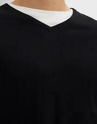 SWETER Z DEKOLTEM W SEREK