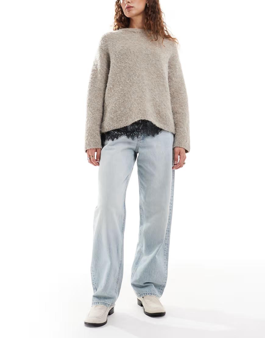 niebieskie spodnie jeans