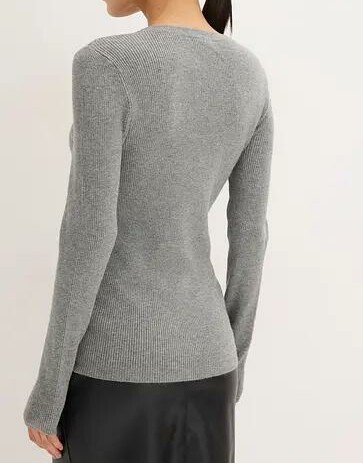 SWETER DAMSKI Z DEKOLTEM V 