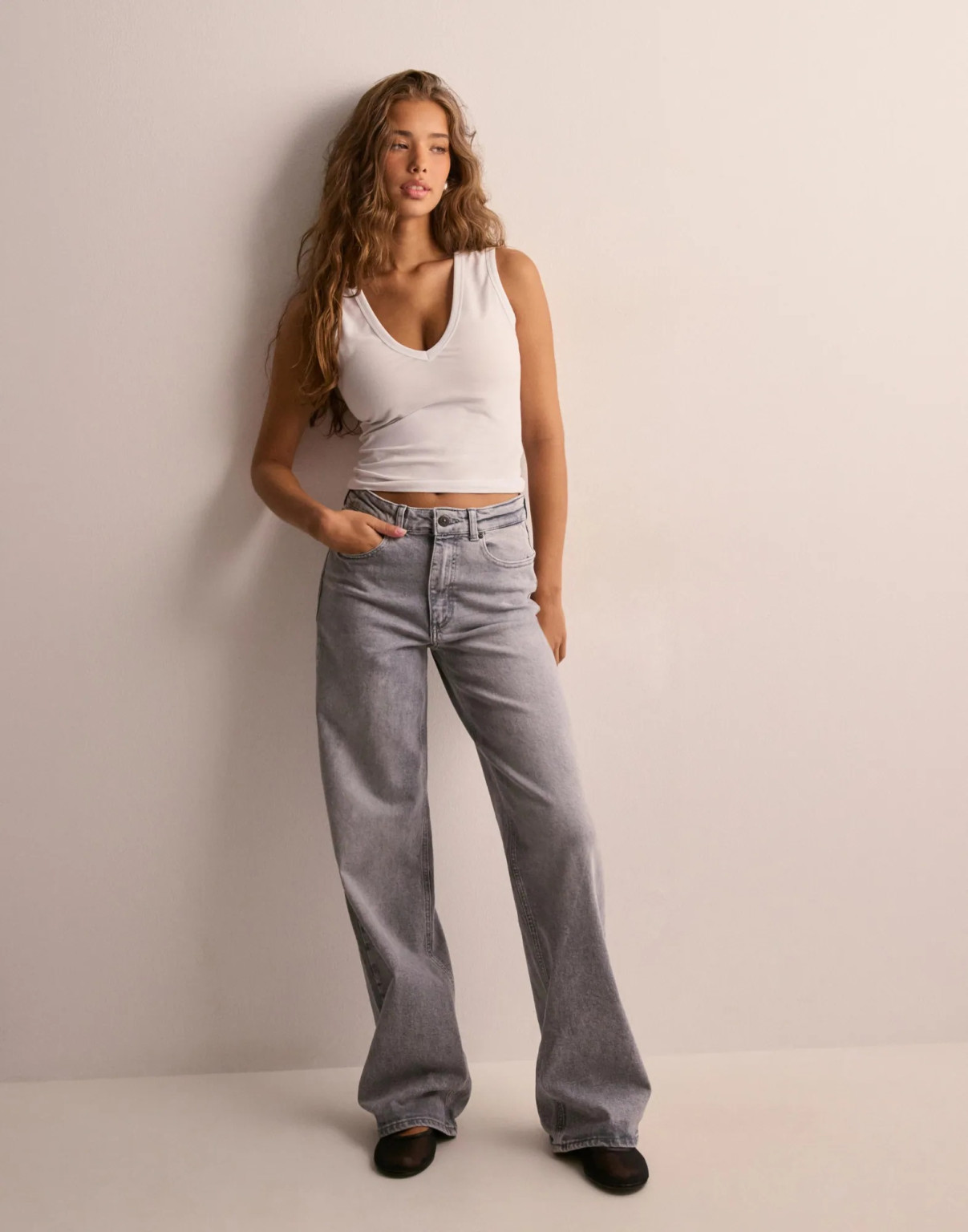 BIAŁY TOP BEZ RĘKAWÓW V NECK