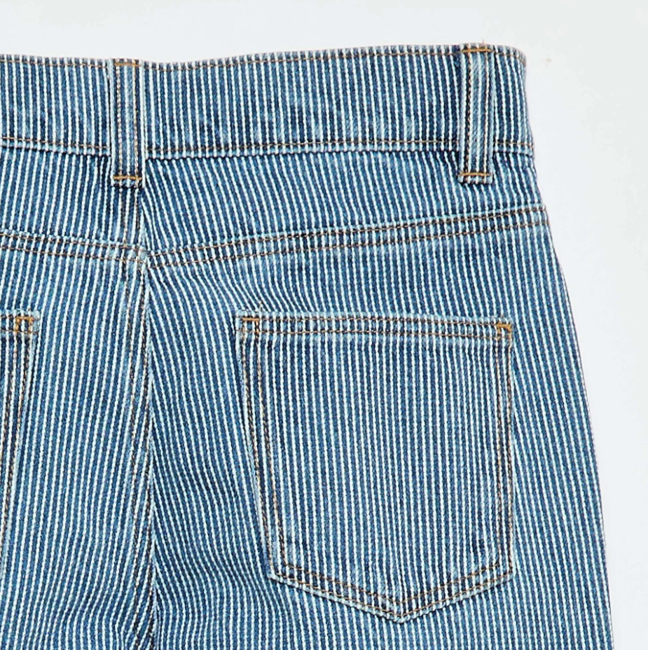 niebieskie spodnie jeans paski