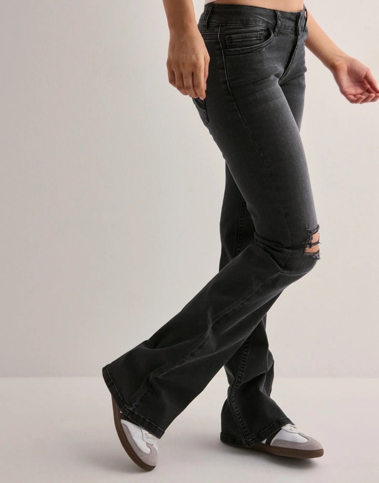 SPODNIE Z NISKIM STANEM JEANS BOOTCUT DZIURY