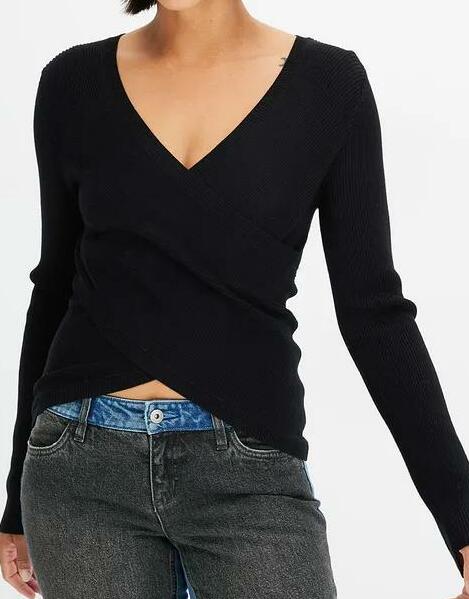SWETER Z DEKOLTEM W SEREK 