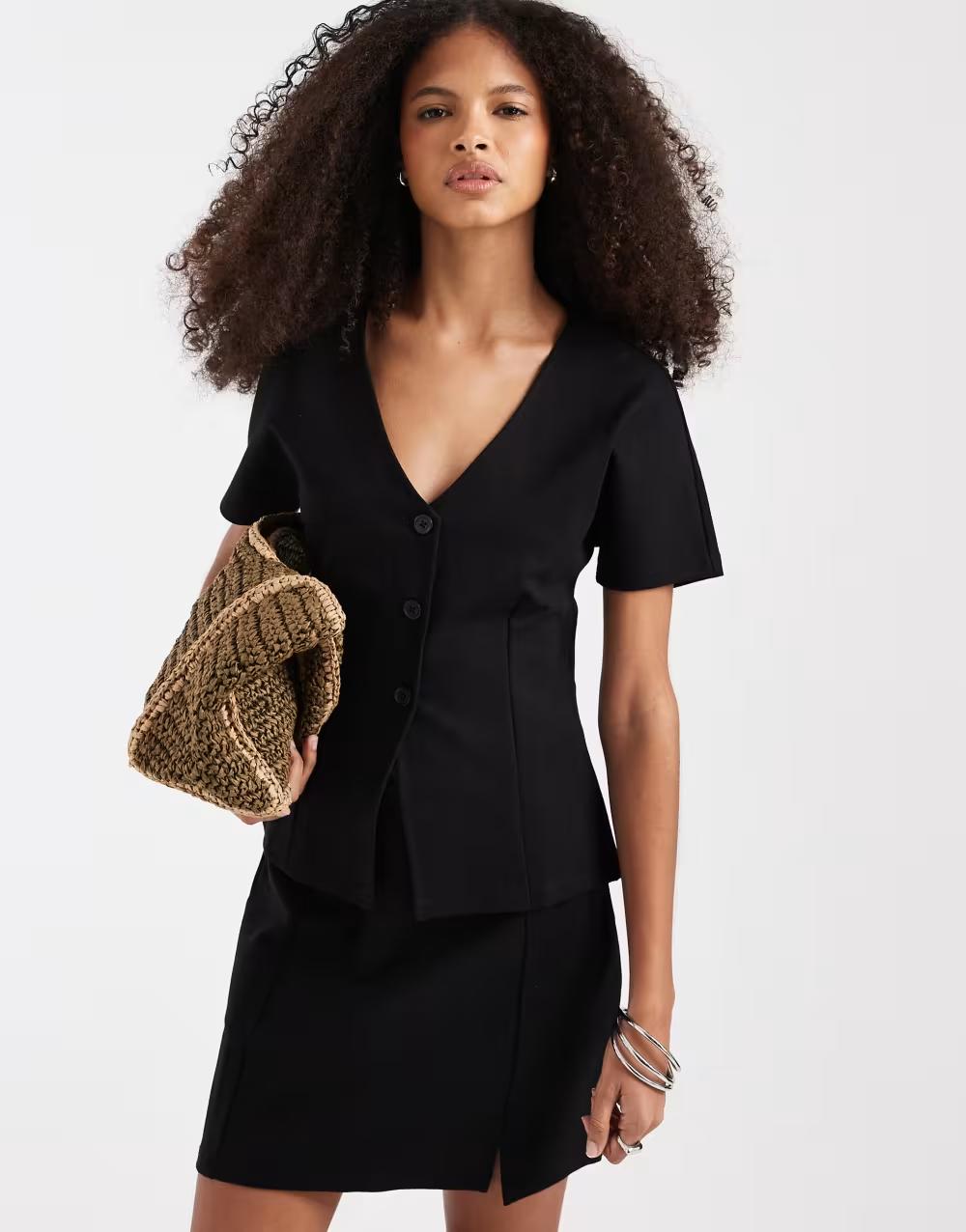czarna bluzka z krótkim rękawem v-neck guziki
