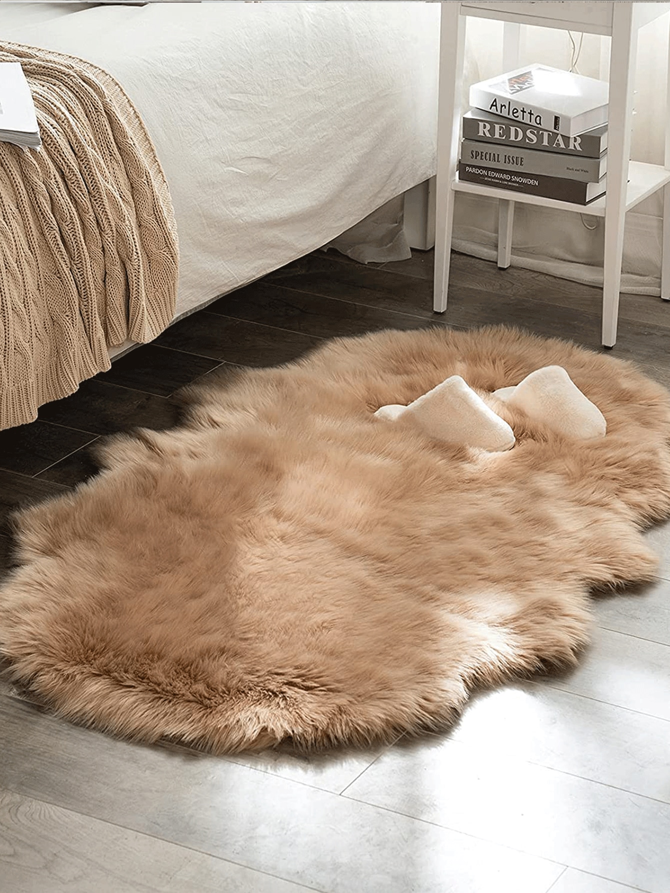 beżowy fluffy dywan