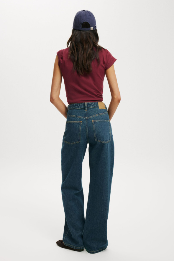 niebieskie spodnie jeans proste nogawki