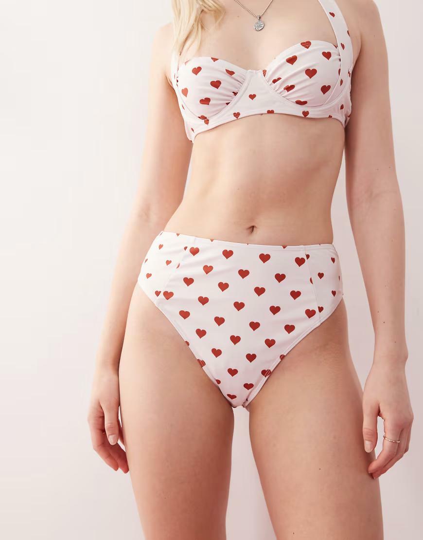 kremowy dół od bikini wzór serca 