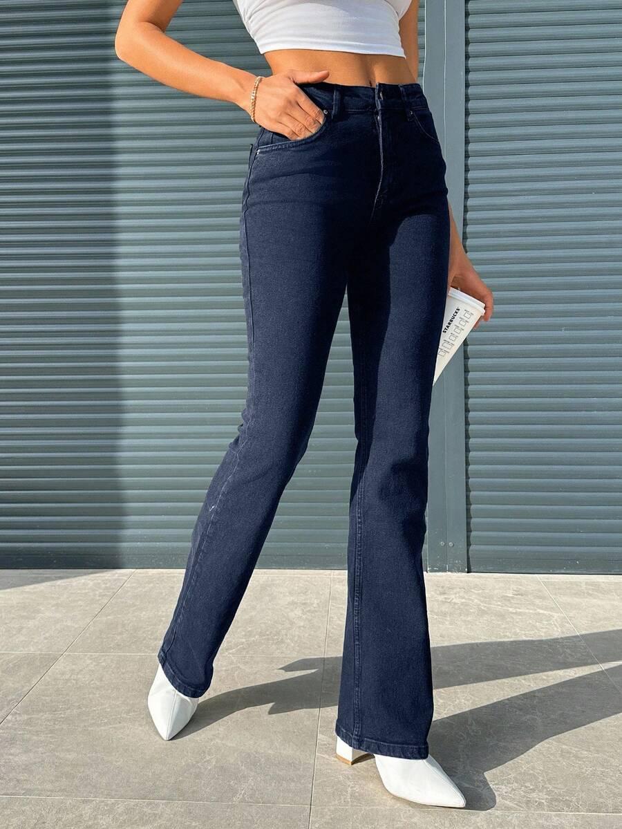 niebieskie spodnie jeans