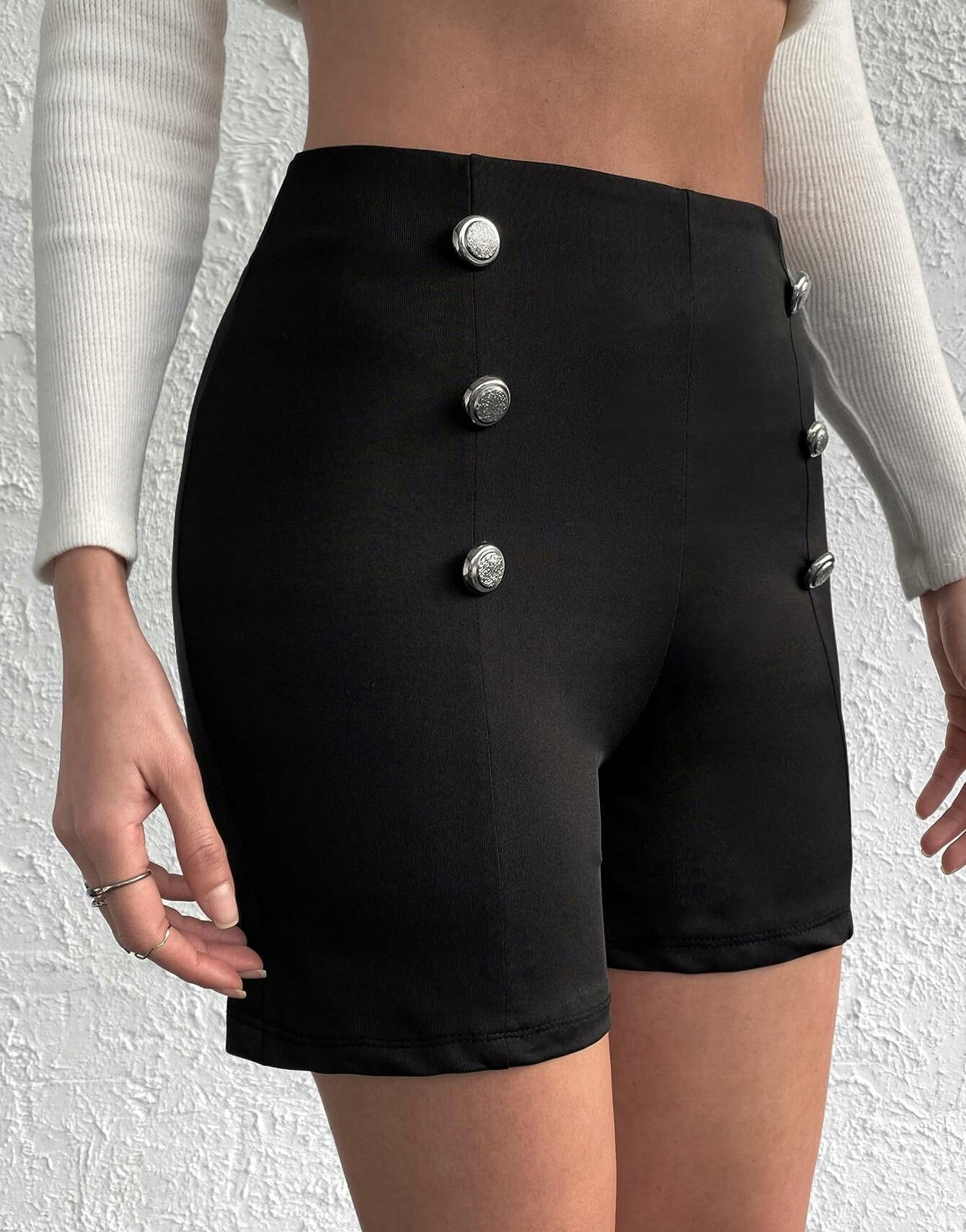 czarne krótkie legginsy guziki