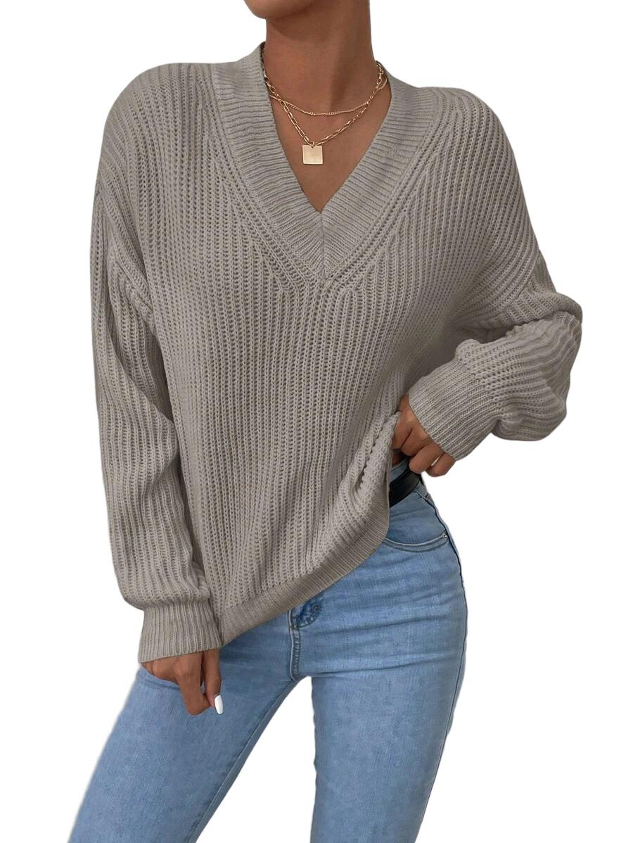 SWETER Z DEKOLTEM W SEREK