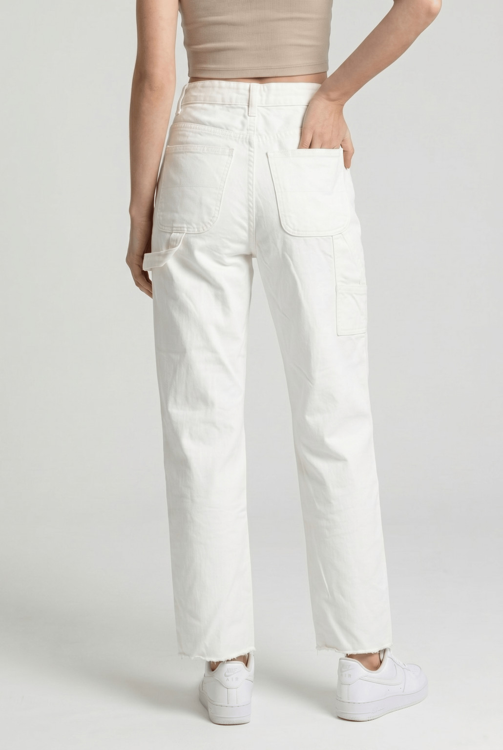 białe spodnie jeans dziury