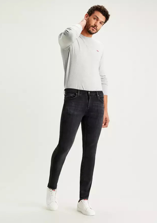 szare spodnie jeans