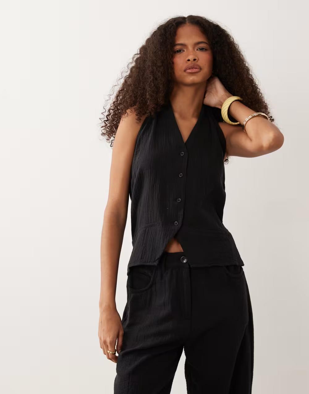 CZARNY TOP BEZ RĘKAWÓW V-NECK