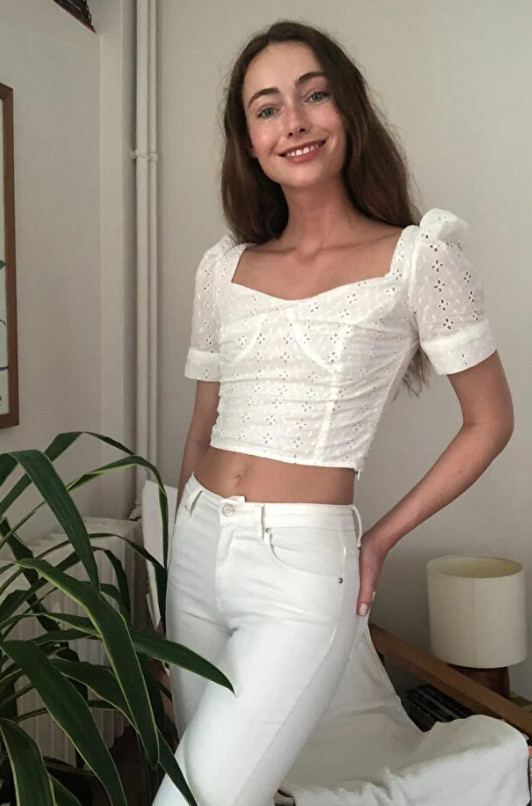 BIAŁY CROP TOP ZDOBIENIE HAFT
