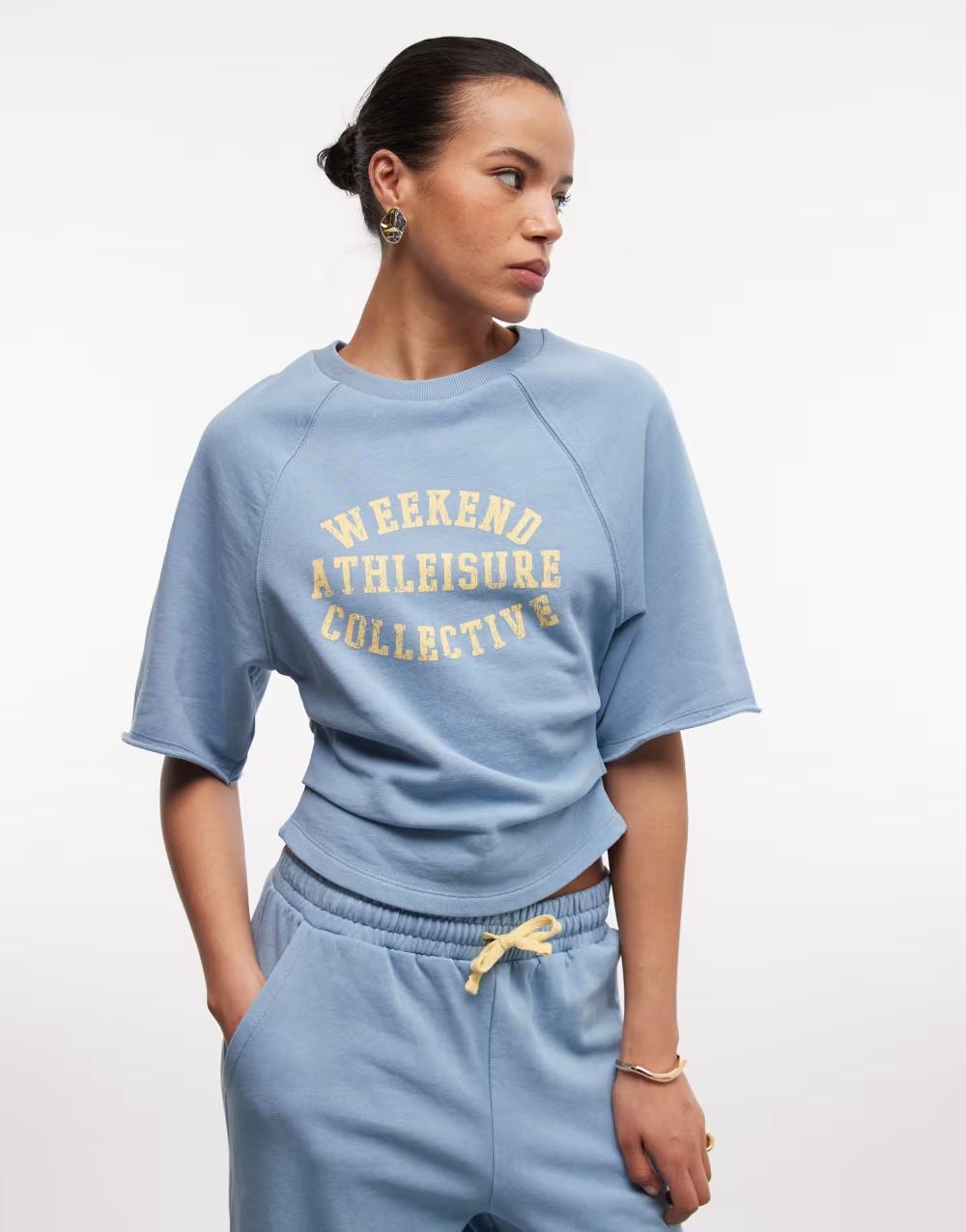 niebieski t-shirt nadruk