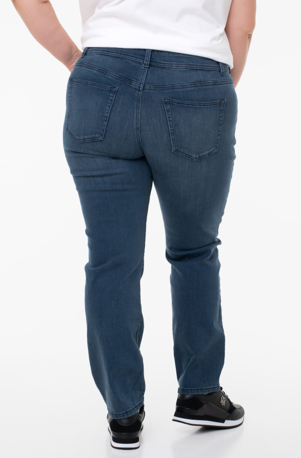 niebieskie spodnie jeans slim