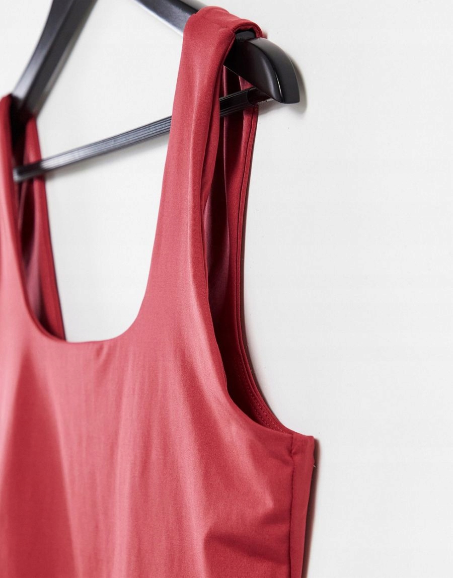czerwony sportowy top
