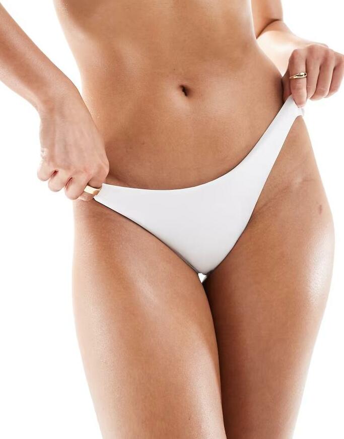 BIAŁY DÓŁ OD BIKINI Z NISKI STANEM