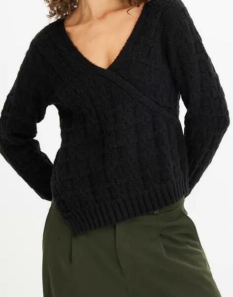 SWETER Z DEKOLTEM V 