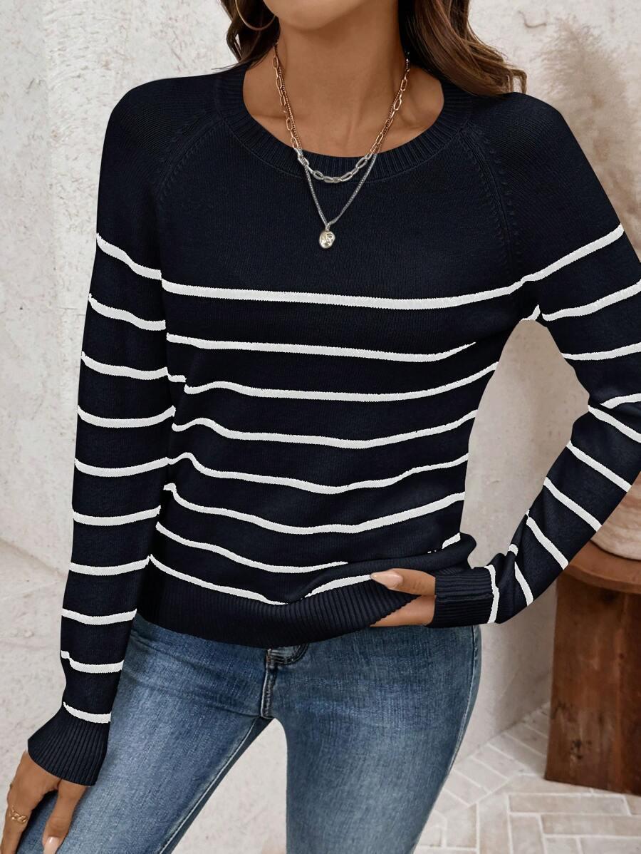 GRANATOWY SWETER PASKI