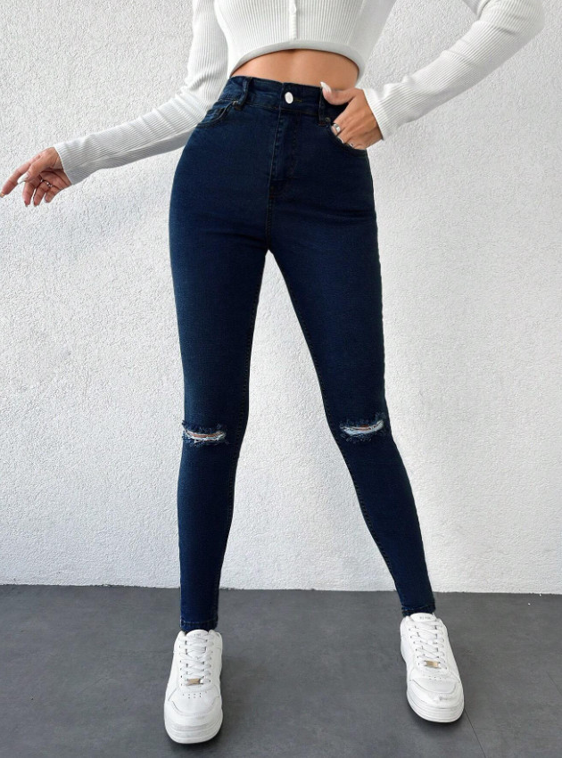 granatowe spodnie jeans rurki