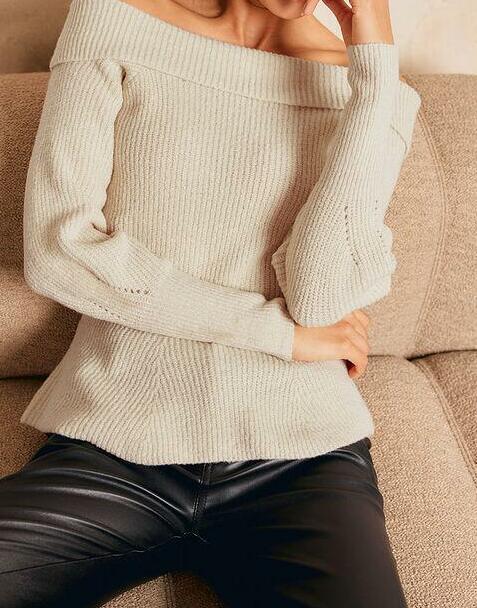 SWETER Z DEKOLTEM 