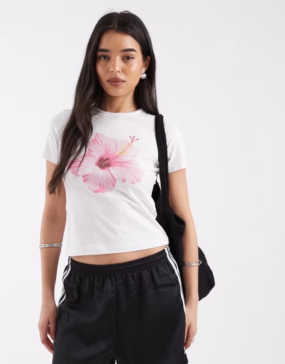 BIAŁY DOPASOWANY T-SHIRT NADRUK