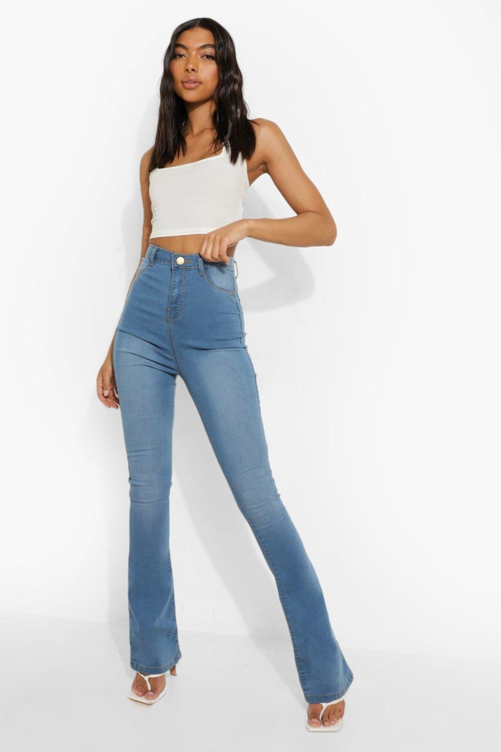 niebieskie spodnie jeans