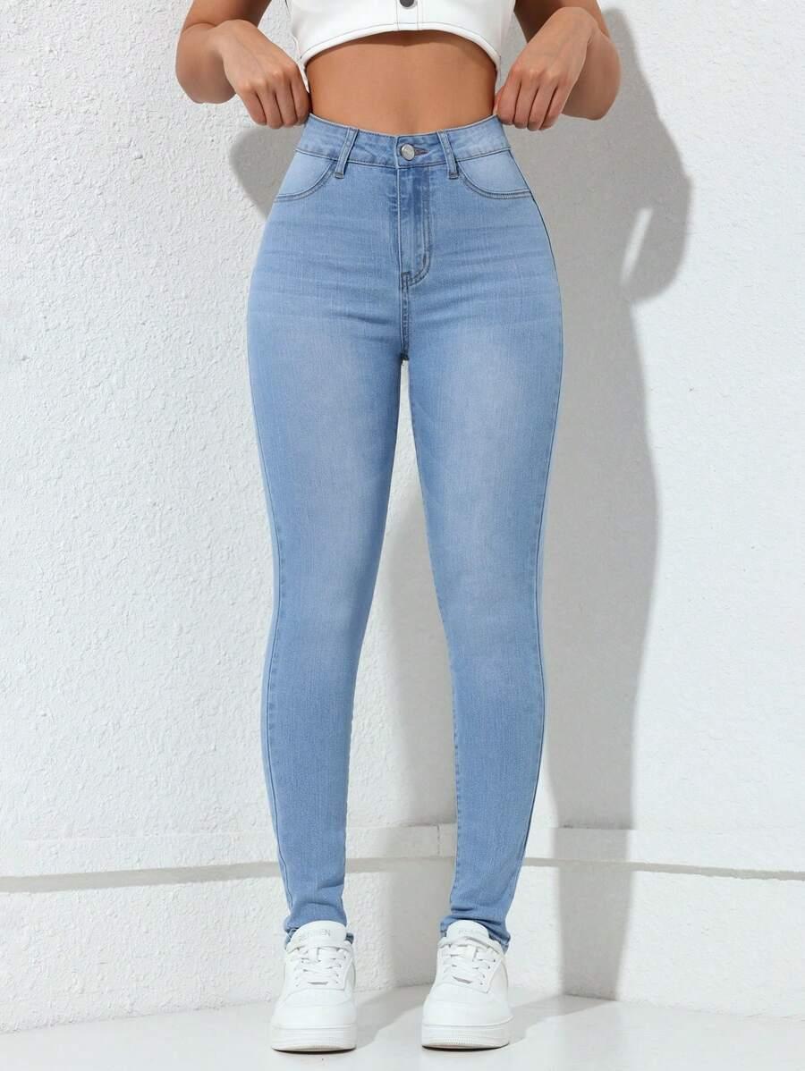 niebieskie spodnie jeans rurki