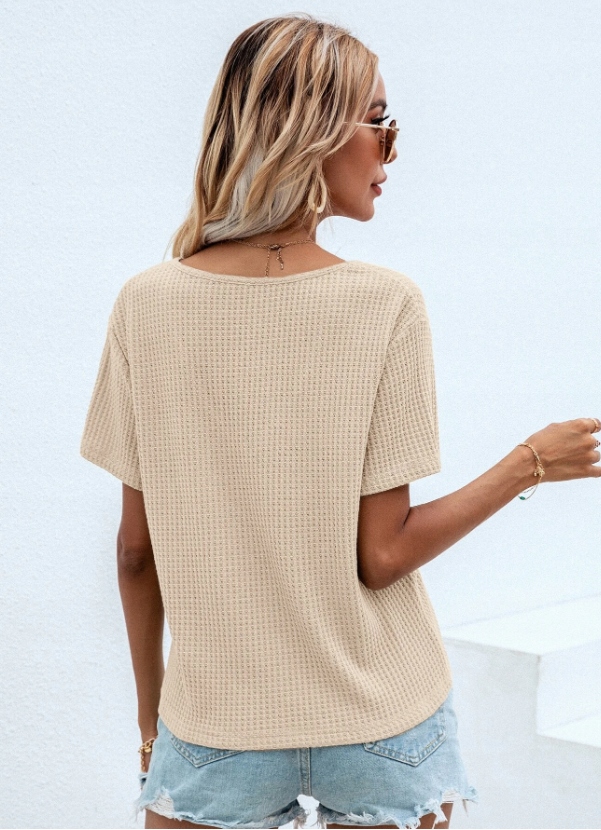 beżowa bluzka v-neck