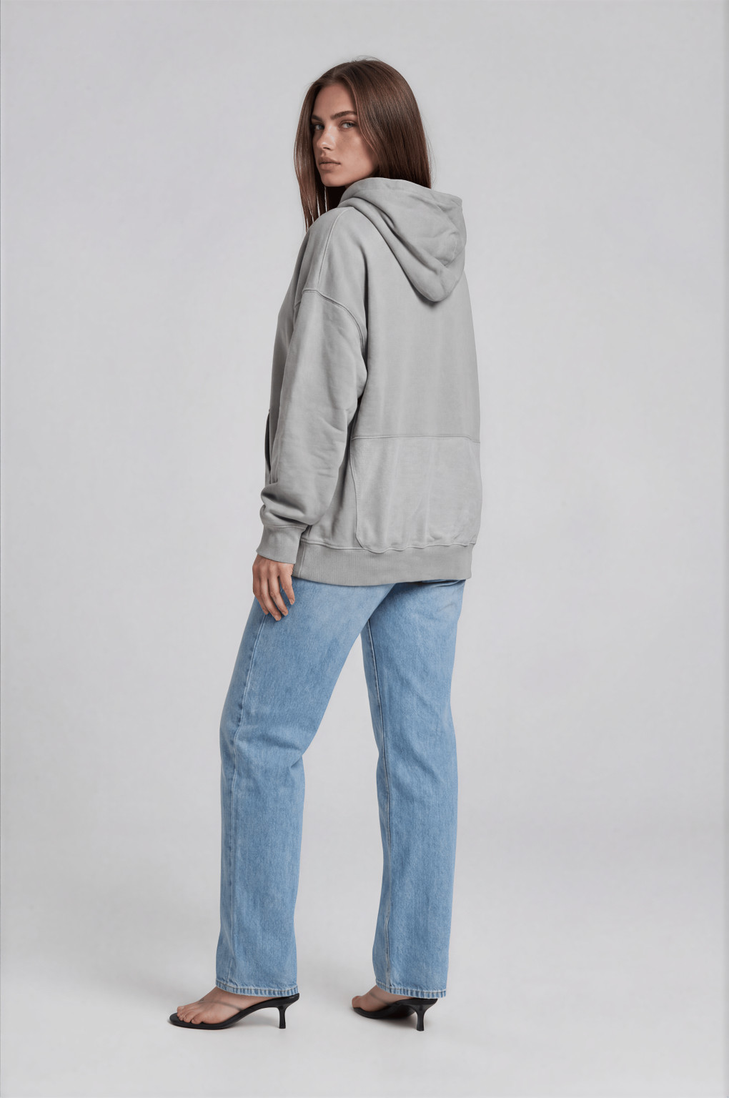 szara bluza oversize z kapturem