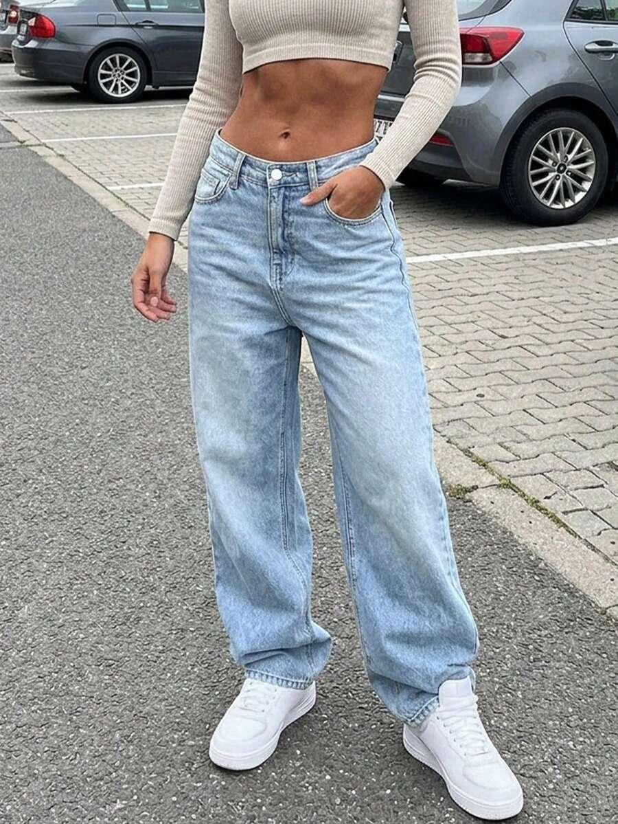 niebieskie spodnie jeans