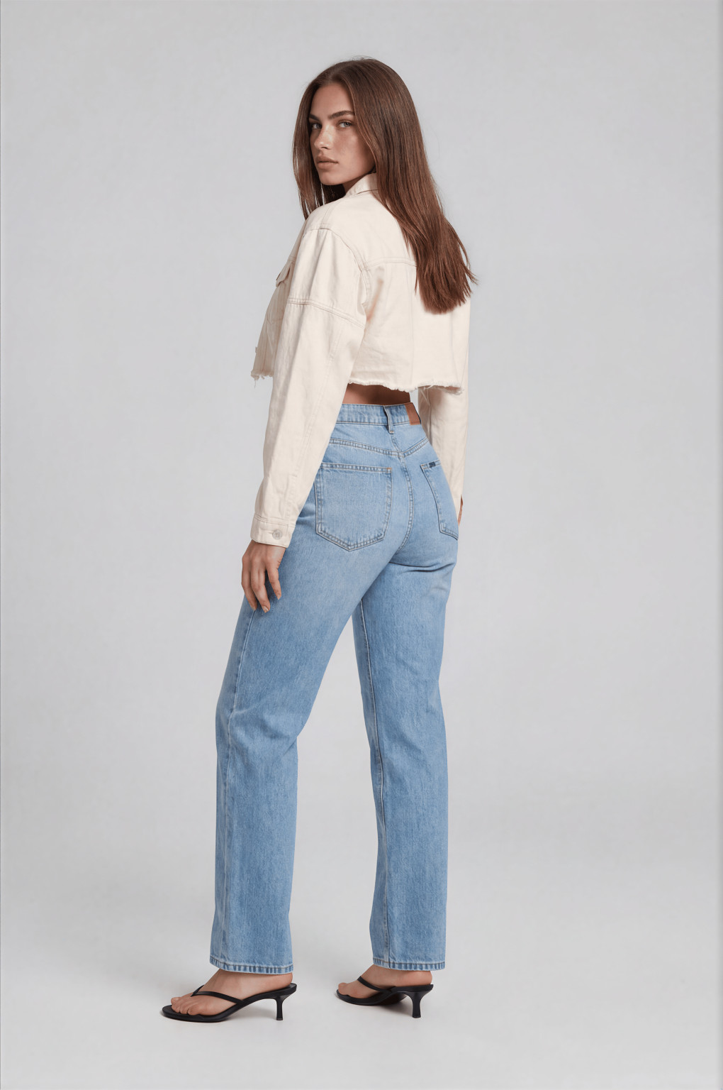beżowa krótka kurtka jeans