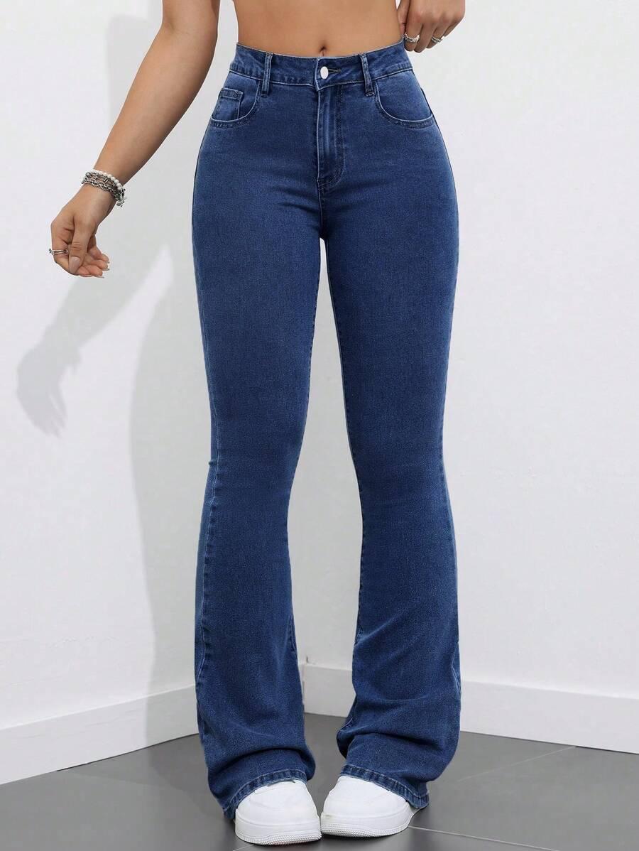 niebieskie spodnie jeans