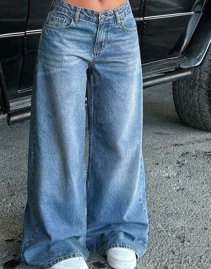 niebieskie spodnie jeans wide leg