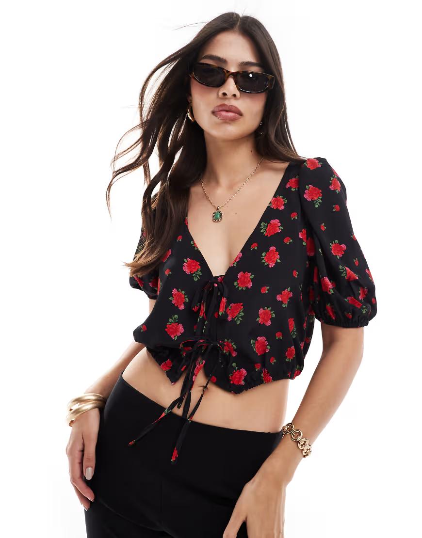 czarny top w kwiaty