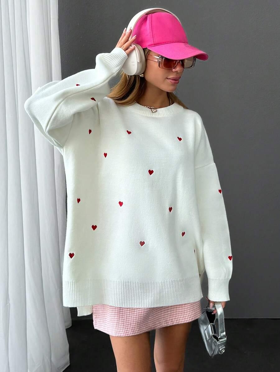 BIAŁY DZIANINOWY SWETER WZÓR SERCA 
