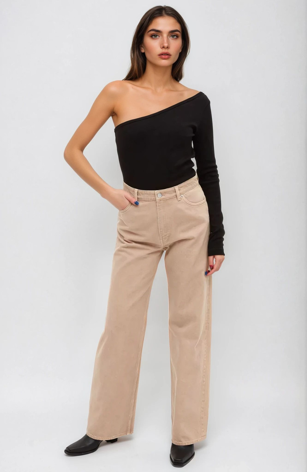 beżowe spodnie jeans